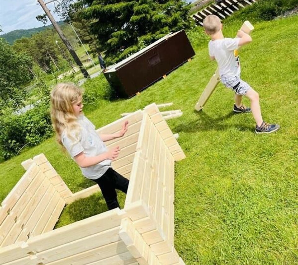 Bli med å lafte hus på tunet på Rindal skimuseum i sommer