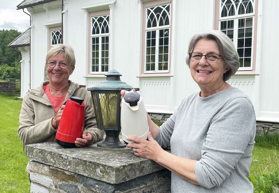 Soknerådsleiar Eva Jorid Svensen og P17-korist Randi Bøe lovar kaffe i pausen. To damer med kaffekanner utenfor kirka
