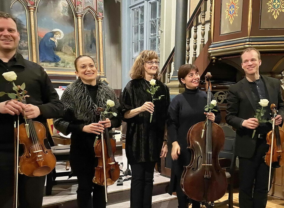Trond H. Saltnes (frå venstre), Anna Ostachowska, Ebba Ringmar, Zhala Aliyeva og Odd Sonntag er den internasjonale kvintetten som gjerne gjestar Åsskard – her i 2022. Strykere i Åsskard kirke
