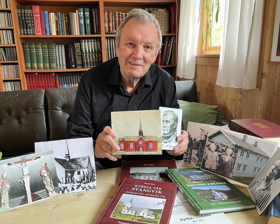 Bernt Bøe kåserer om levd liv, lokale kirketoner og merkelige hendelser Mann som viser frem bilder av historiske skikkelser og kirker og lokale historiebøker
