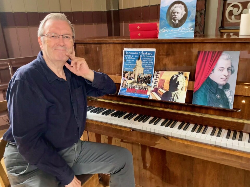 Det blir klassiske toner fra året rundt på årets Jonsvake Mann ved piano med oppstilte bilder av ulike komponister