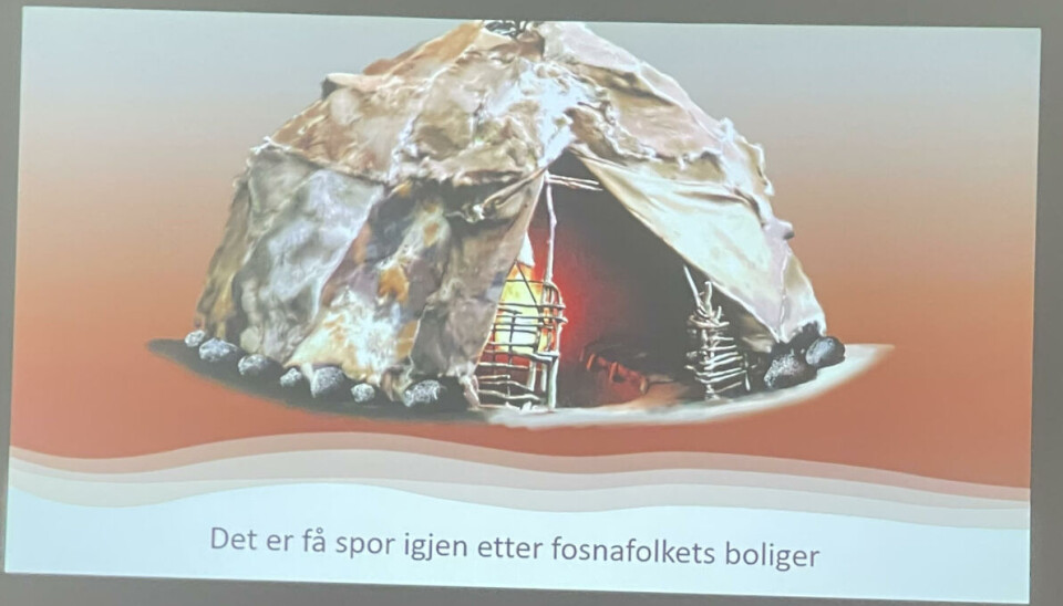 Telt slik det trolig så ut i Steinalderen. Tufter etter disse kan de finne ennå Et bilde på en skjerm av et rundt telt laget av skinn.