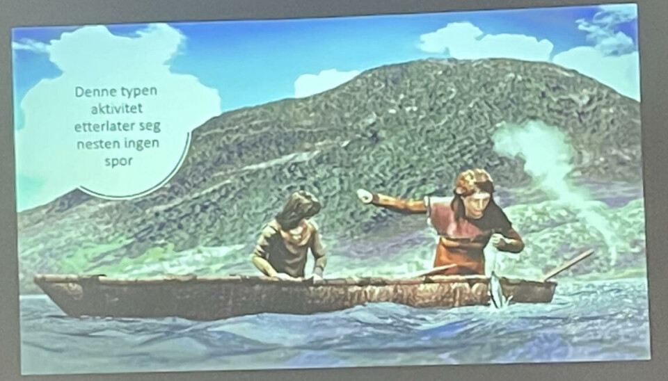 Det var vanlig å leve av fiske Bilde av to personer i en liten robåt. Den ene fisker