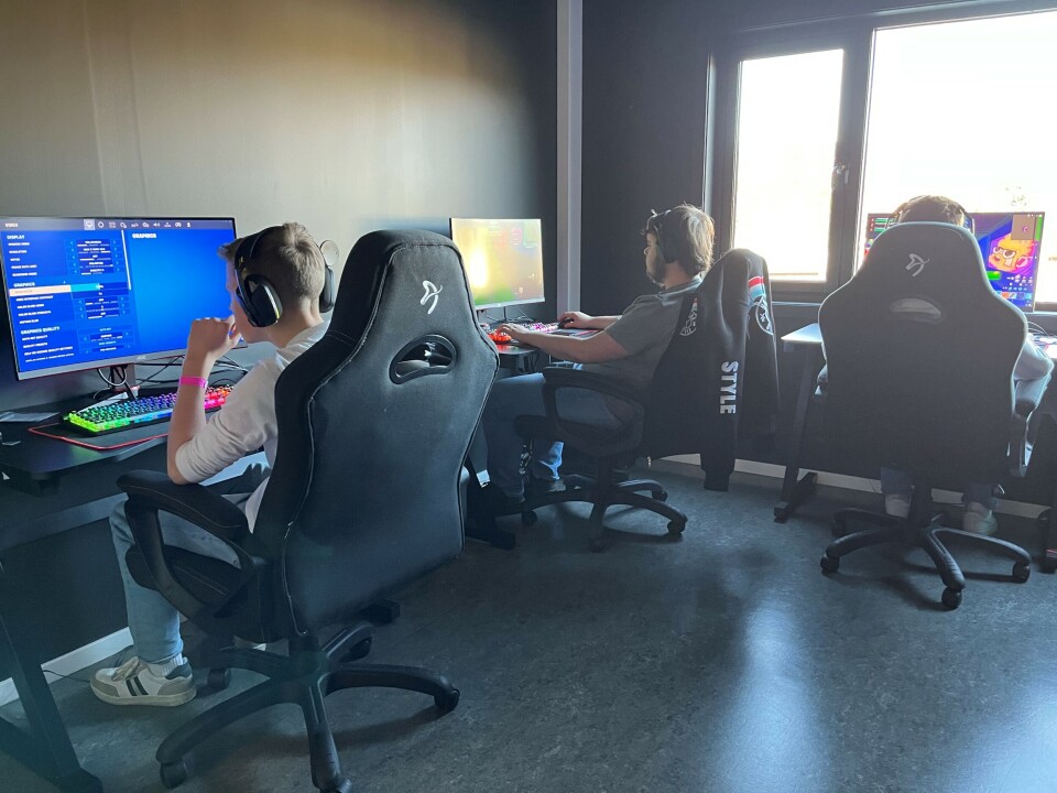 Gaming rommet i Rindalshuset - arkivfoto Ungdommer foran PC