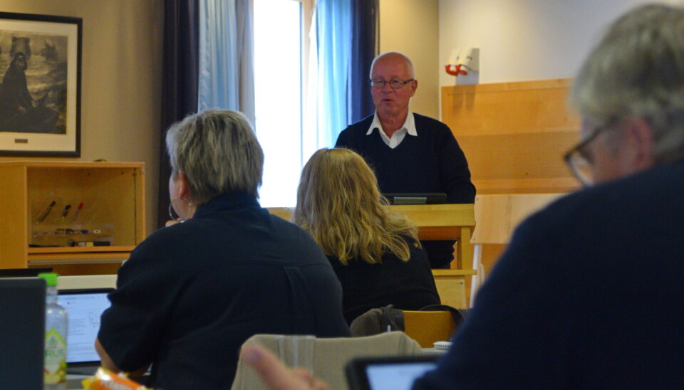 Nils Petter Tonning la fram bekymring frå frivillige som stiller opp for flyktningar. Ein mann som snakkar frå talarstolen i ei forsamling.