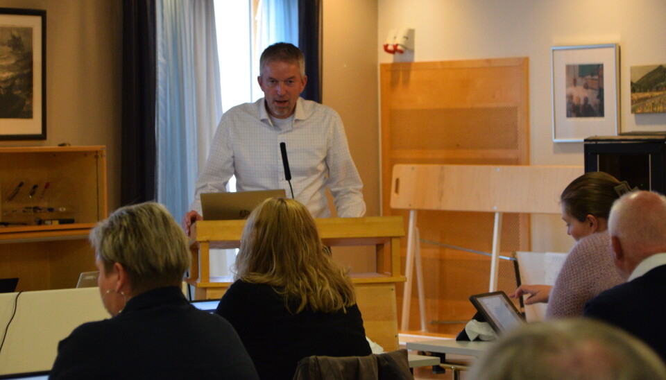 Kommunedirektør Lars Inge Kvande. Ein mann som snakkar frå talarstolen i eit møte.