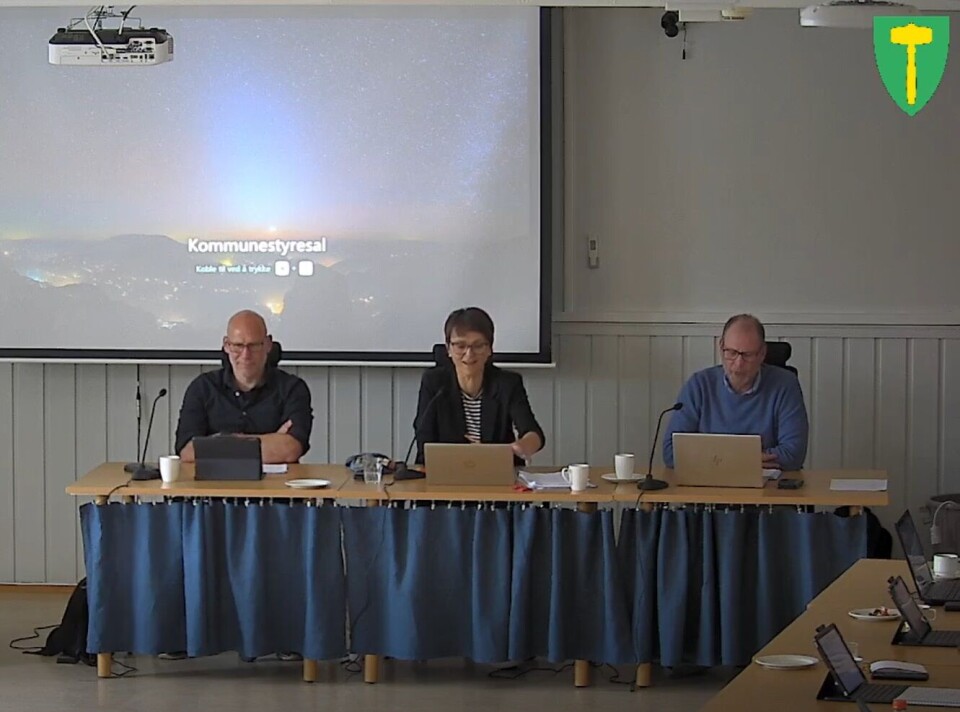 – Vi styrer mot null Tre personer som sitter i et møte.