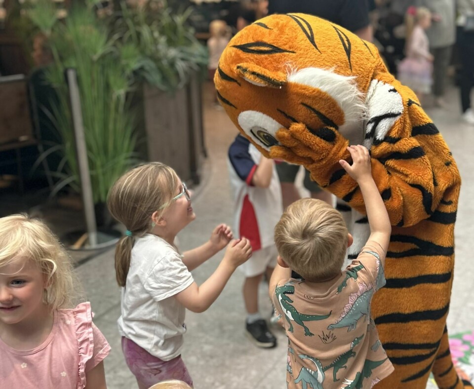 tiger-maskot med barn
