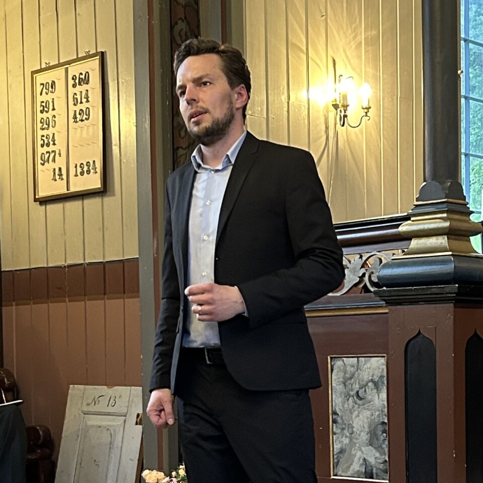 Erik Rosenius syng frå Juleoratoriet. En mann som står i koret på ei kirke og synger.