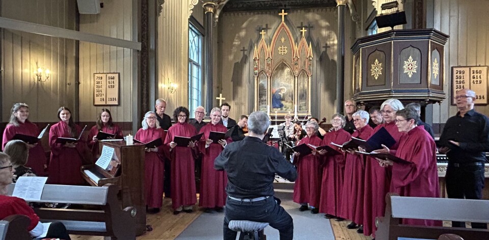 Koret Prosjekt 17 med forsterkingar. Orkesteret halvt skjult framfor alteret Et kor som synker i ei kirke.