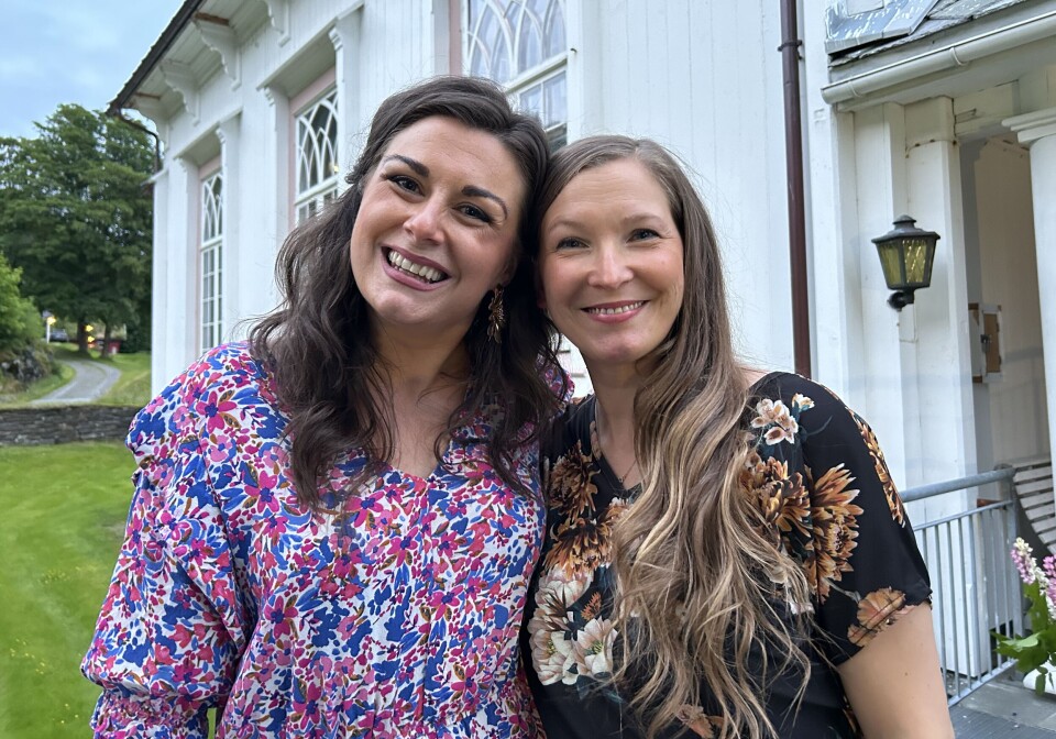 Parhestar, Sigrid Vetleseter Bøe t.v. og pianist Hedda Hansen Berg t.h. To smilende damer utenfor ei kirke.