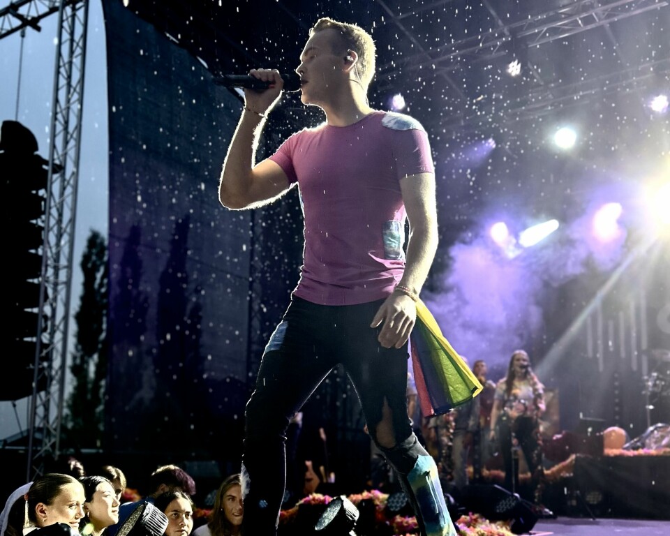 En mann som står på en scene og synger.