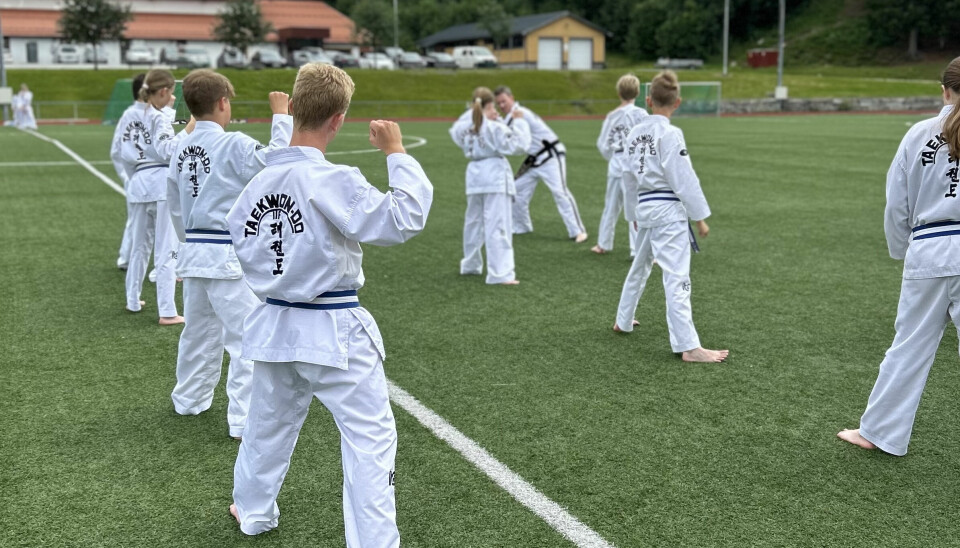 Taekwondo utøvere ute på gressbanen