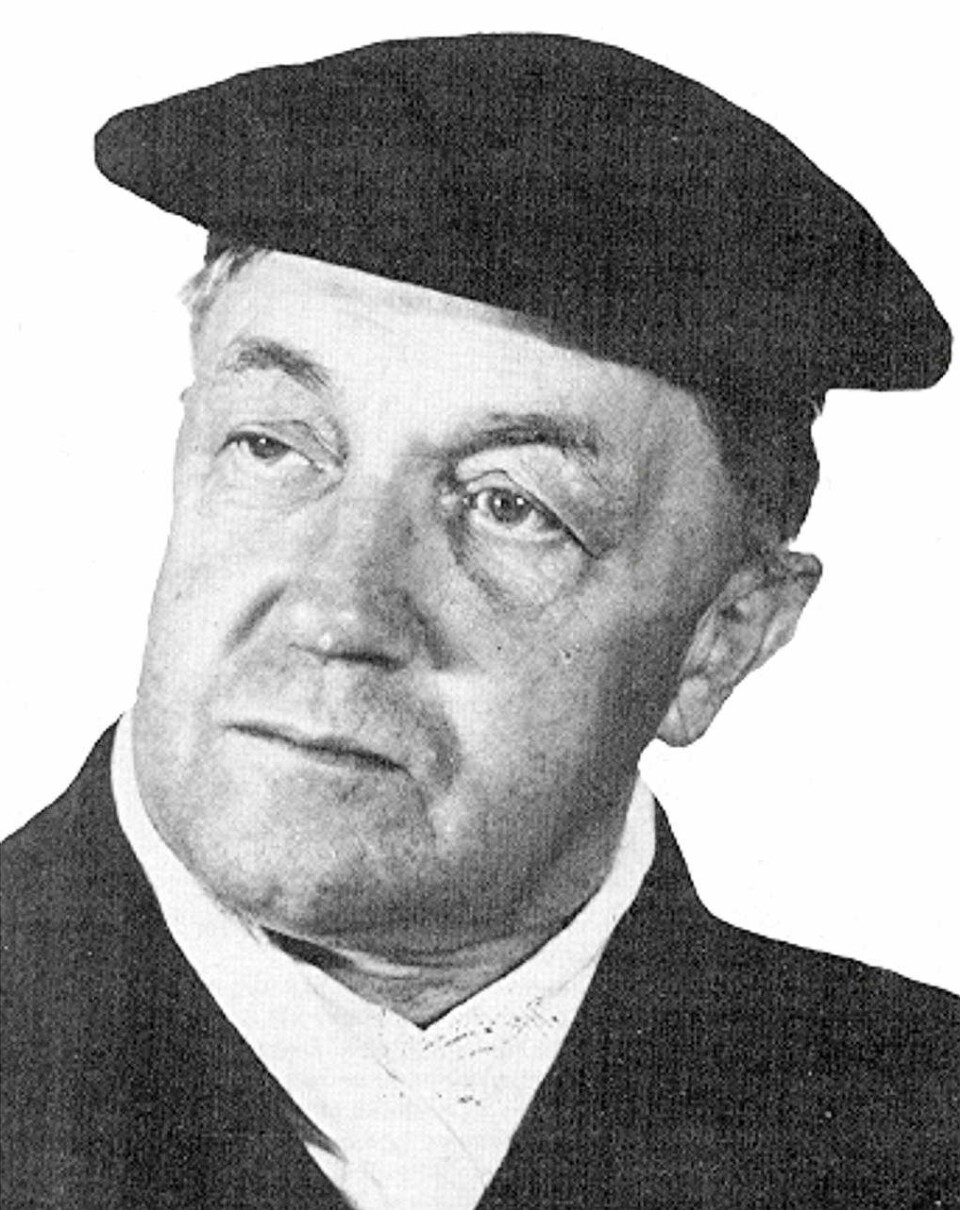 svart hvitt portrett av mann med hatt