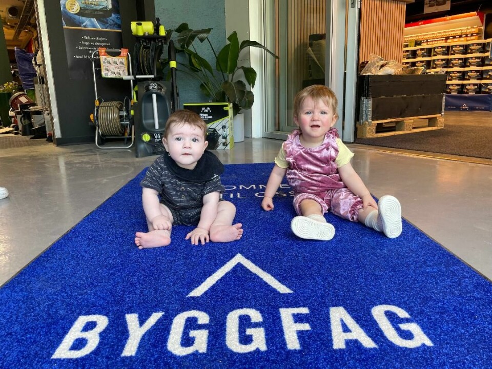 To barn på en matte det står 'Byggfag' på.