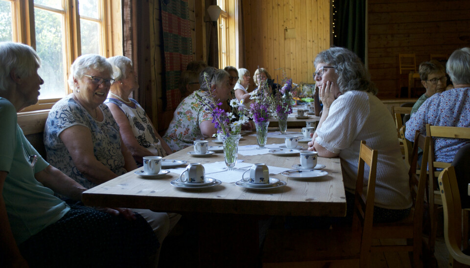 eldre damer sitter rundt et bord
