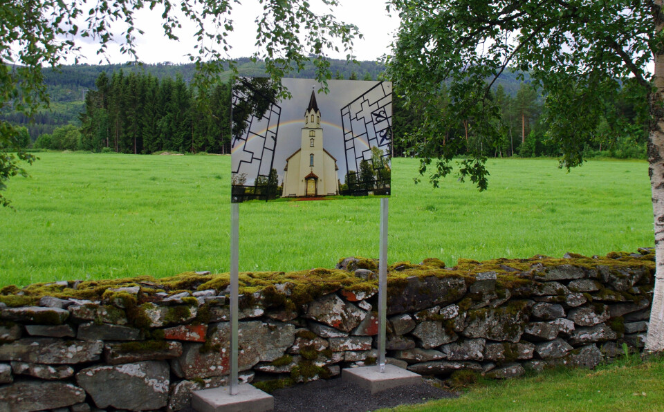 Eit av dei utstilte bilda - rindalskjerka med åpen kirkeport
