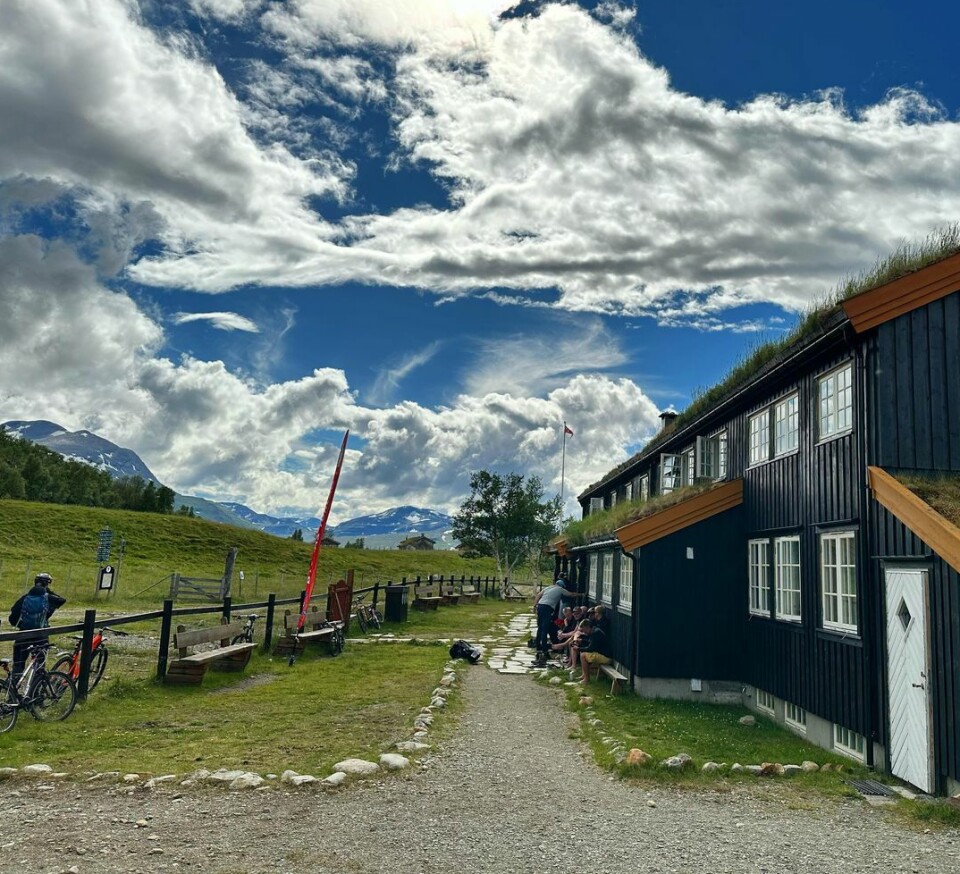 Jøldalshytta. En sorthytte og grønt gress