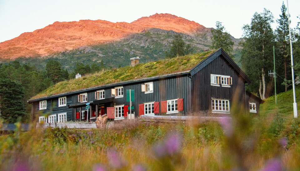 1.november åpnes det for bestilling av plass på både de betjente, selvbetjente og ubetjente hytter. Arkivfoto av Trollheimshytta Ei stor turisthytte på fjellet.