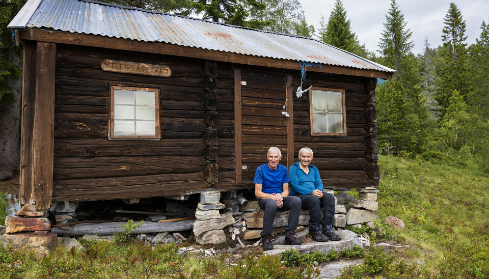 to folk sitter foran hytte
