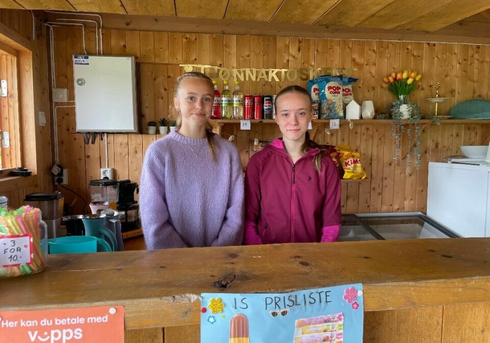 To jenter i en kiosk.