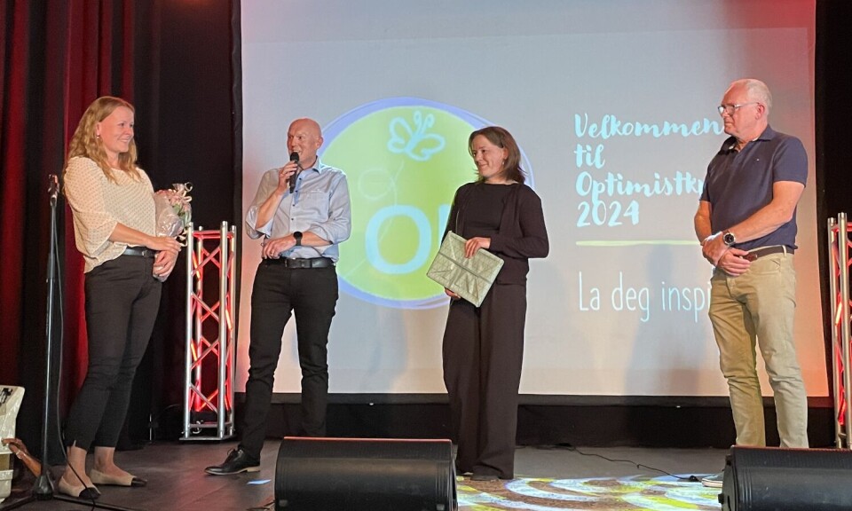 Camilla Stokke og Birgitte Stokke var overrasket, glade og rørt over prisen, som de fikk tildelt av banksjef Magne Bjørnstad og styreleder Per Kristian Øwre i Rindal sparebank. To damer og to menn på en scene.