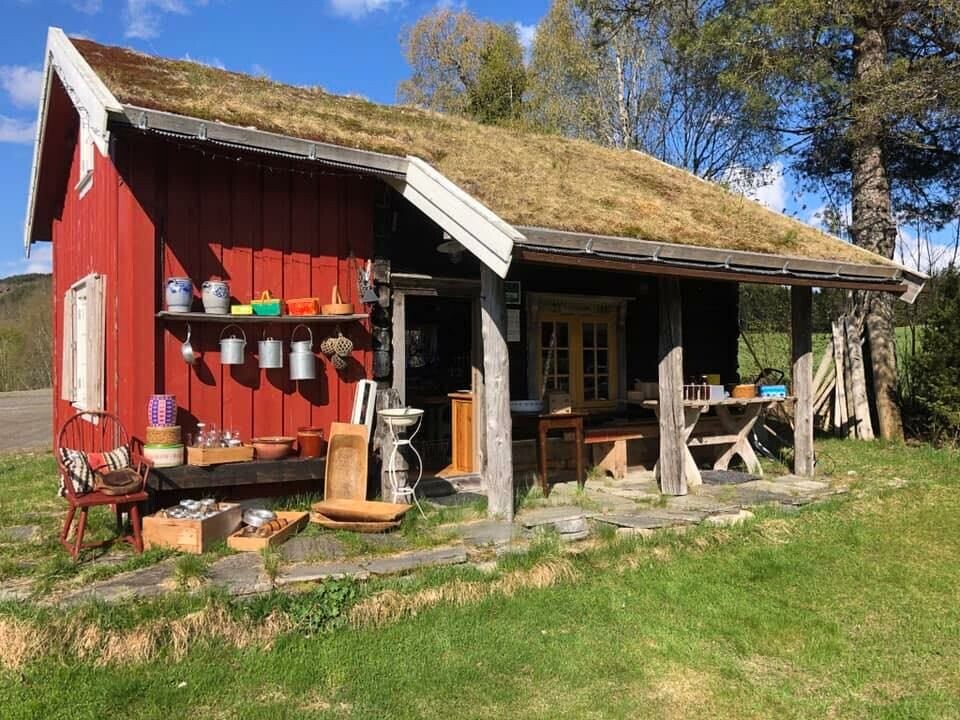 Brukt og Bakels Gammelt rødt hus med bruktartikler
