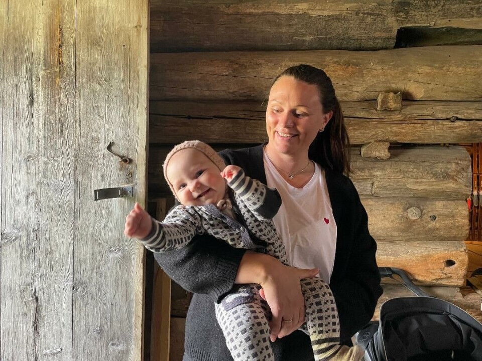 Lovise (7 mnd) var med bror Sverke og mamma Tone til museet og fulgte ivrig med på de større barna. Dame med baby i armene.