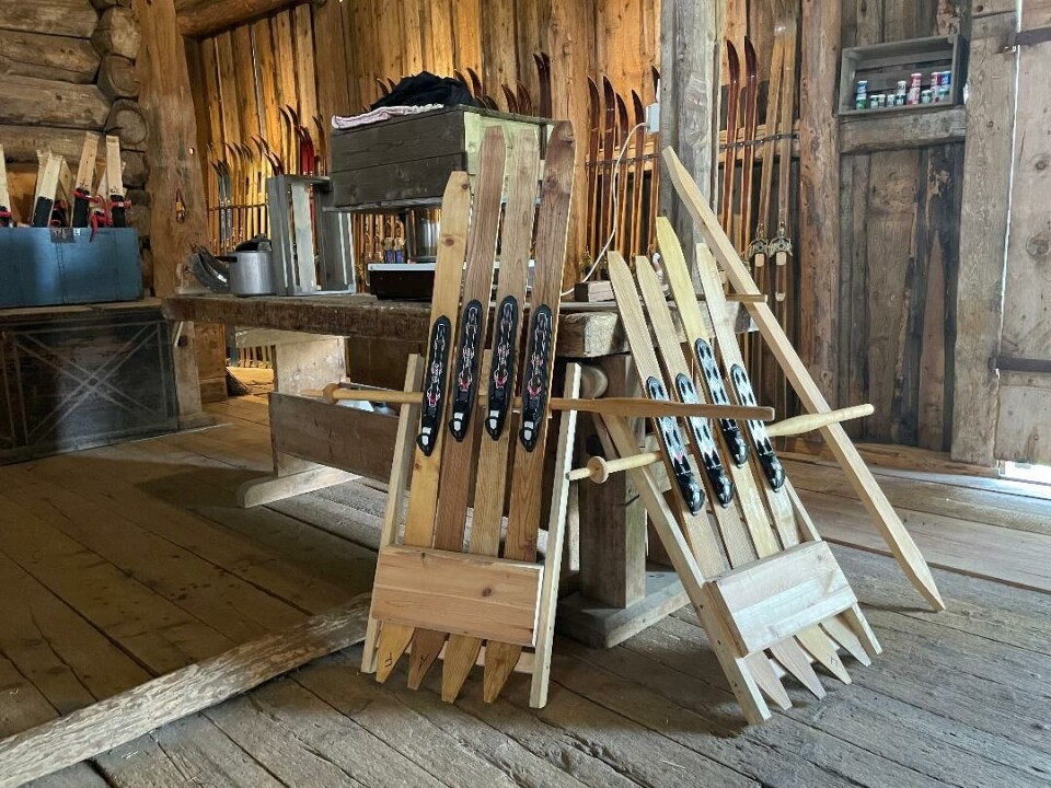 Så var åtte ski lagt i press med bøyde tupper. Da var det bare å vente. Barna fikk være med å ta ut andre ski som allerede var klare til å ta ut av press. Åtte ski som står spent fast mens hver tupp står i bøyd tilstand