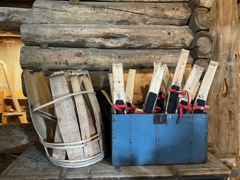 Tønneski er et meget godt eksempel på gjenbruk. Ødelagt tønne og ski lagd av planker som har vært på tønner i en kasse ved siden av