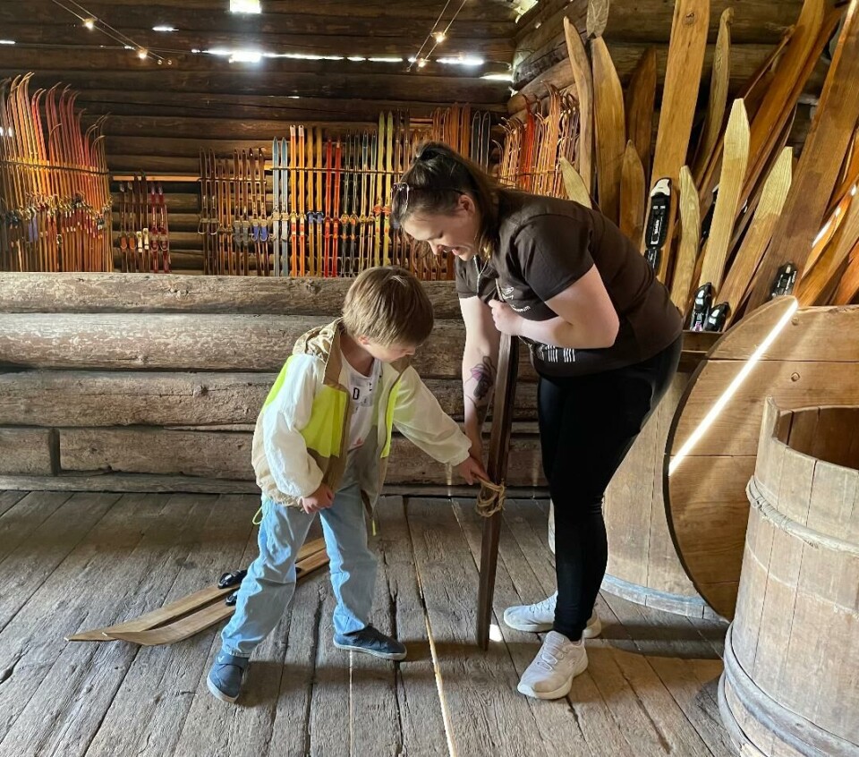 På museet er det masse fint å se. Malena viser frem gamle barneski til Sverke. Gutt og dame og små treski