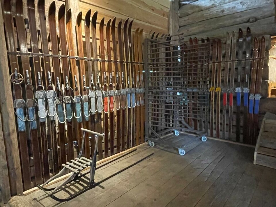 Spark og gamle ski. Gamle ski på utstilling og en spark
