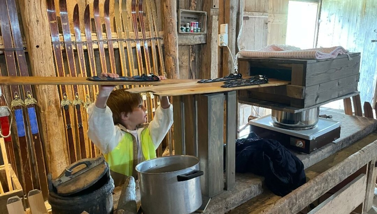 Bøying av skitupper på museet
