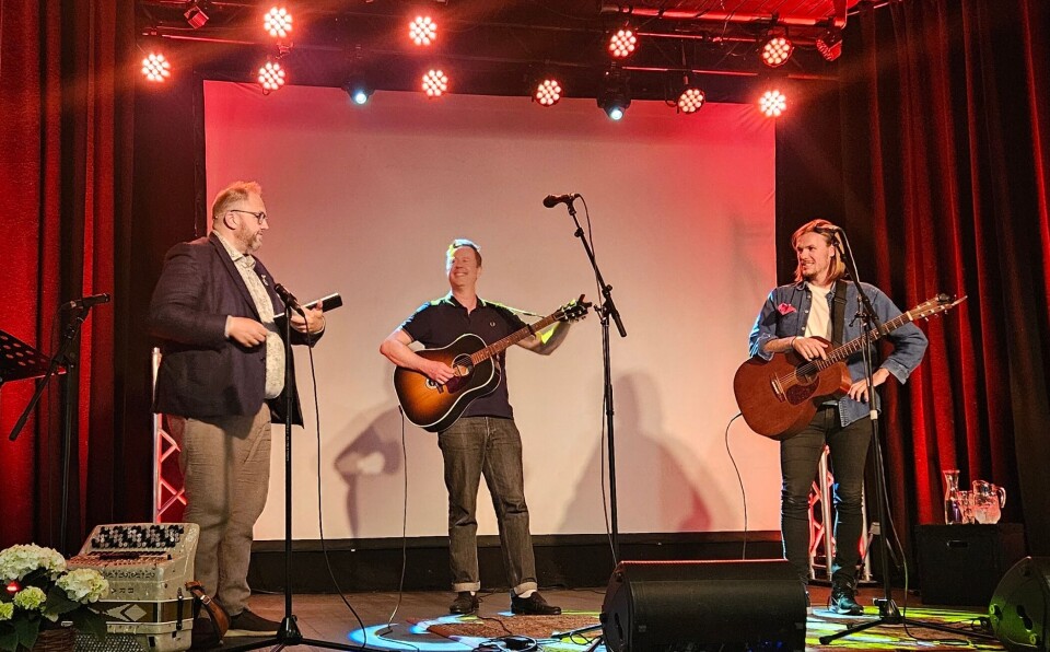 Odd Arne Halaas, Jonas Skybakmoen og Jo Sverre Sande var tre av aktørene på årets Optimistkveld. Tre menn på scenen, to med gitarer.