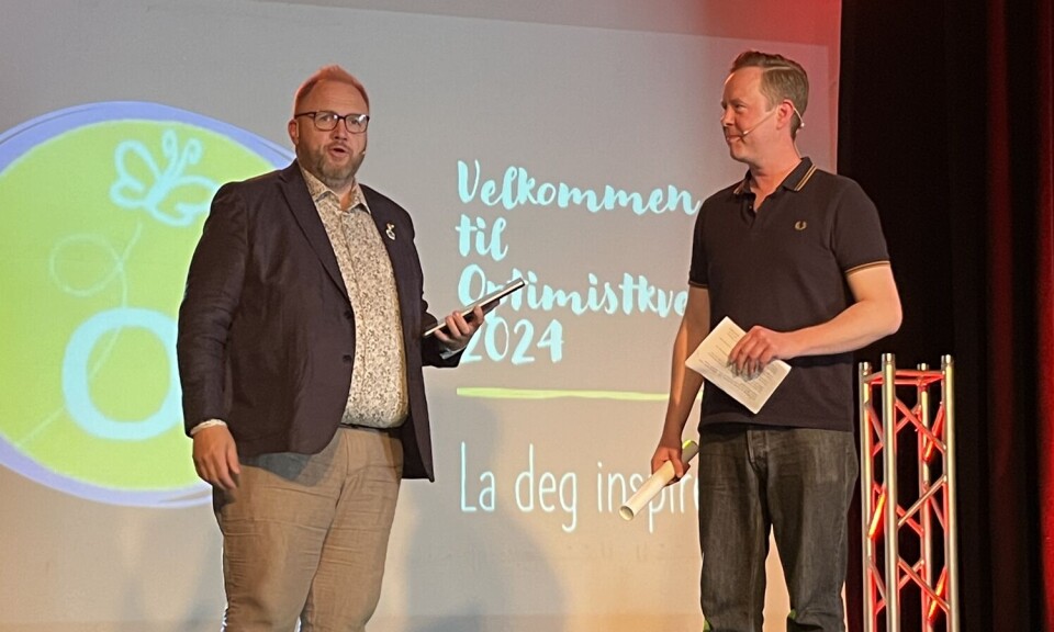 Halaas og Skybakmoen. To menn som står på en scene og snakker.