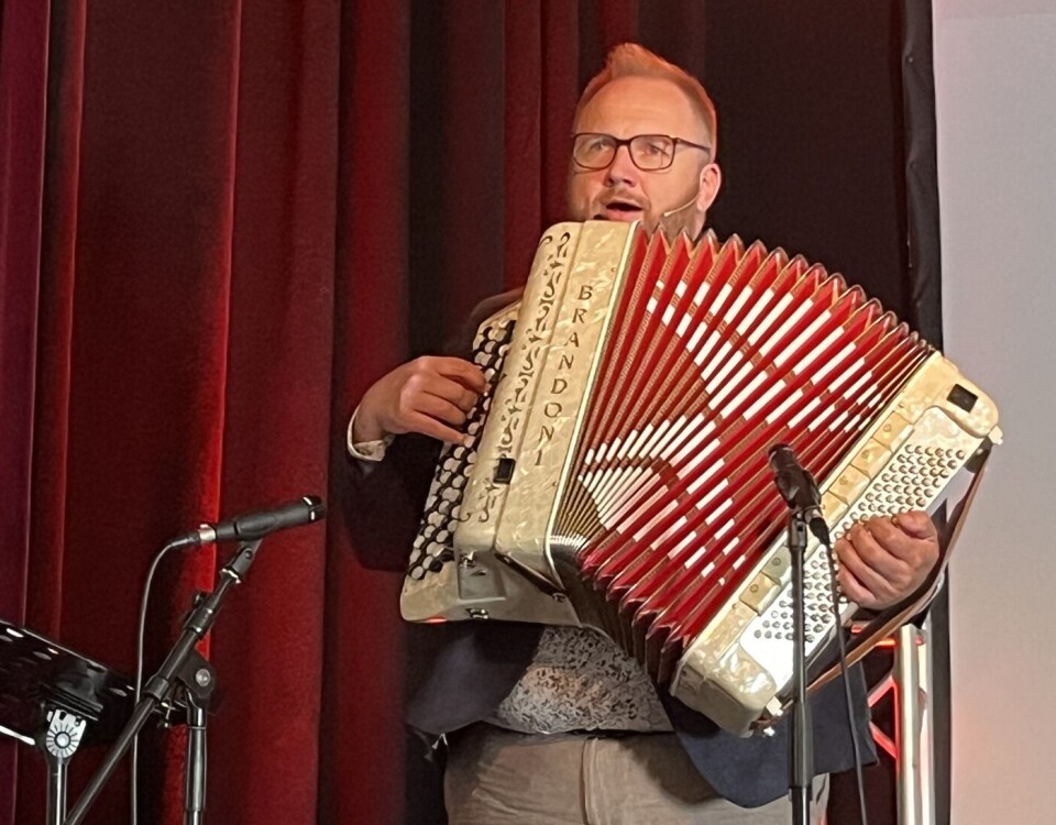 Odd Arne Halaas fremførte 'Ein farfar i livet'. Publikum hadde nok tålt et par trekkspilltoner til... En mann med trekkspill på scenen.