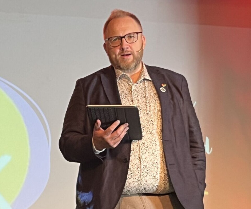 Odd Arne Halaas har mange fornøyelige historier å formidle. En mann som står på en scene og snakker.