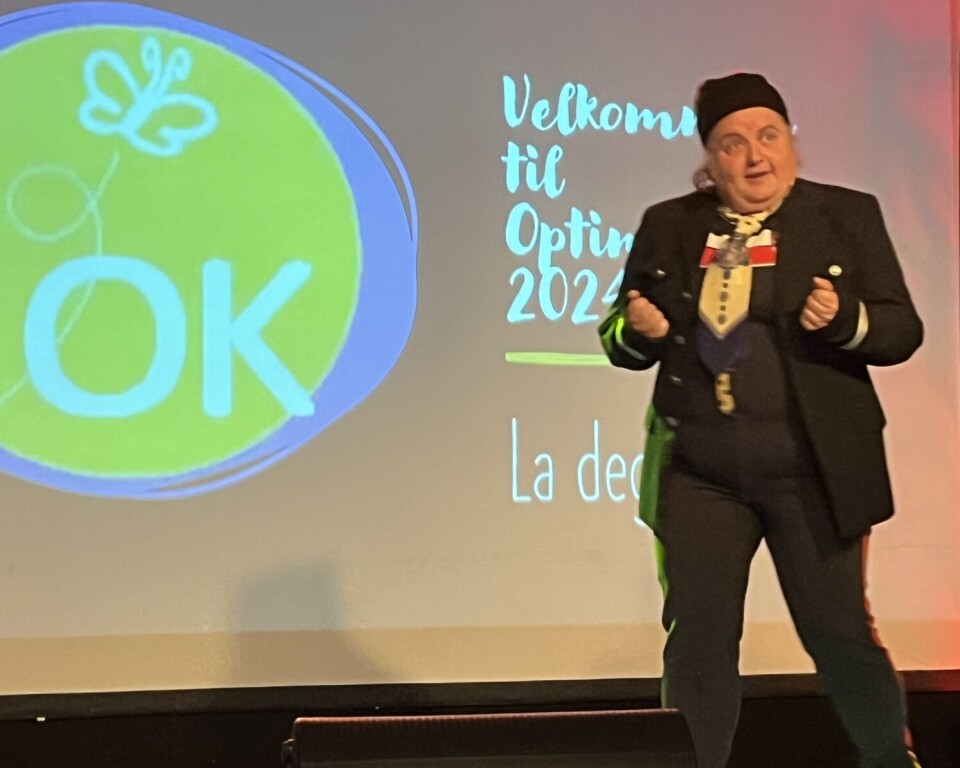 Camilla Hyttebakk som 'opplevelsesskredder'. Ei dame i rart kostyme på scenen.