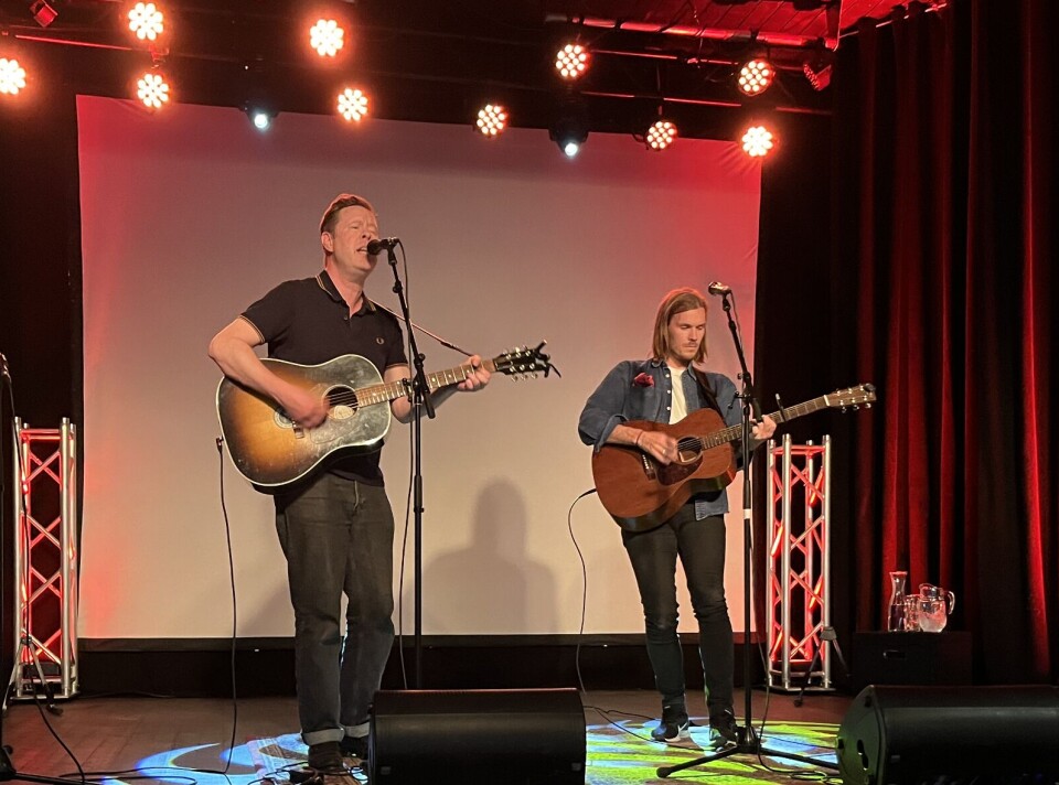 Jonas Skybakmoen og rindalingen Jo Sverre Sande, som er med i Skybakmoens band Birkeland. To menn som spiller gitar og synger på scenen.