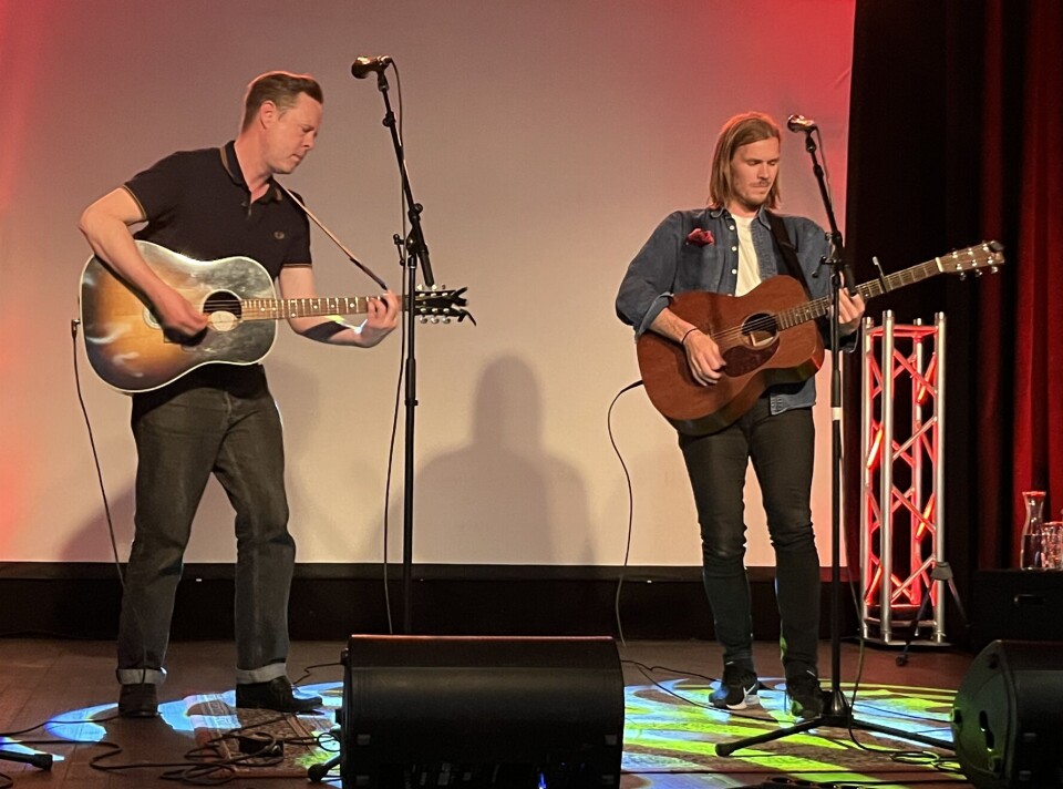 En godt samstemt duo. To menn som spiller gitar og synger på scenen.