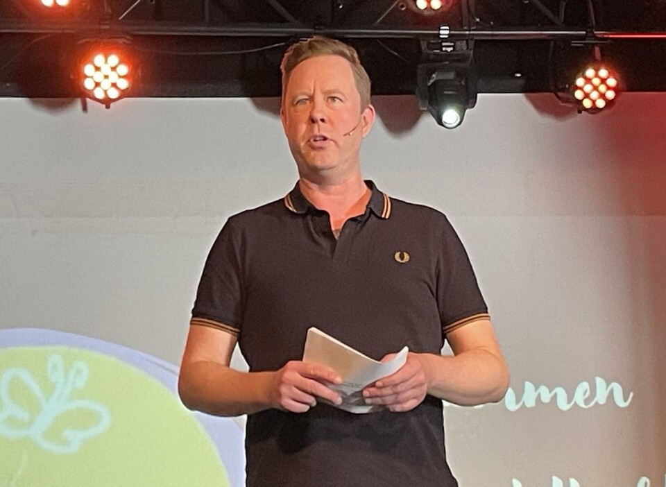 Jonas Skybakmoen En mann som står på en scene og snakker.