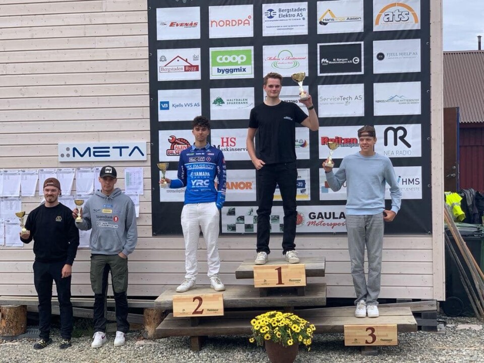 Aleksander leder sammenlagt og Råg ligger som nummer fire i klassen MX2 etter første av fire runder i Midt-Norsk Mesterskap. Tre gutter på pallen og to ved siden av, alle med hver sin pokal i hånden.