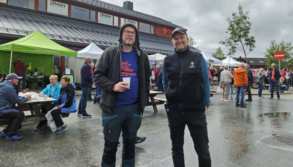 Torgdagen i Rindal var som alltid godt besøkt, tross litt regn innimellom. To menn på en markedsplass.