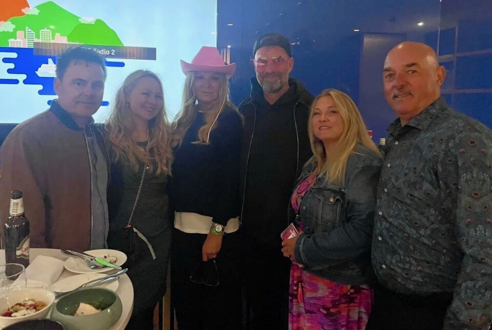 Samling i Liverpool: F.v. Jostein Ansnes, Ragnhild Lund Ansnes, Ulla og Jûrgen Klopp, Janne og Bruce Grobbelaar. Seks personer oppstilt for fotografering.