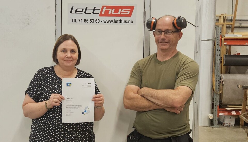Heidi Bergheim og Martin Rise med det synlige beviset på at bedriften er sertifisert som miljøfyrtårn.