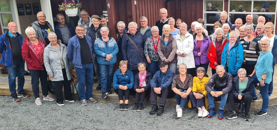 Bilde fra Rindal pensjonistlag sin busstur i fjor Mange pensjonister oppstilt foran en bygning