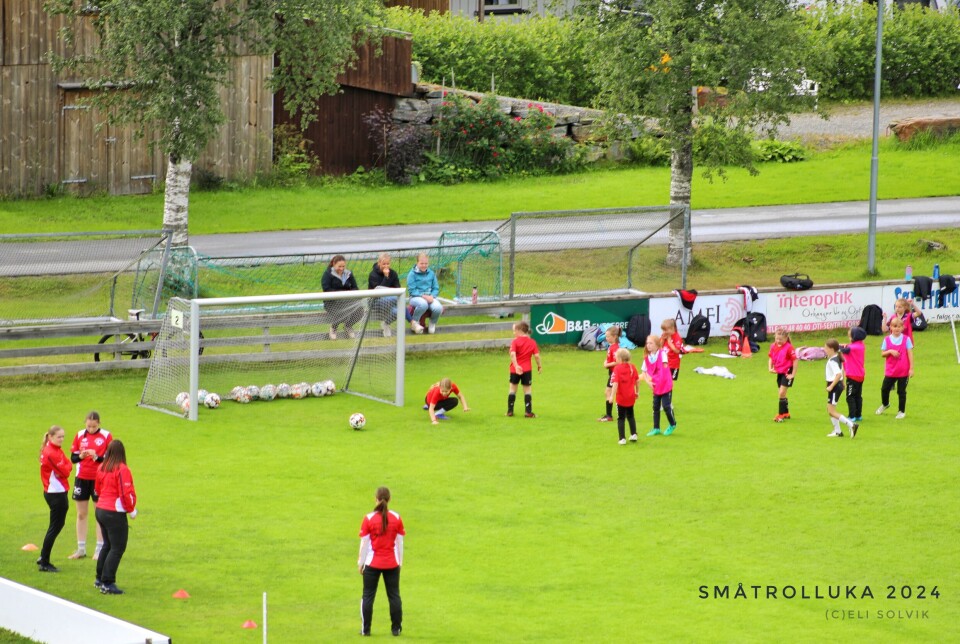 Hjørespark, men ballen går gjennom hele feltet og målvakta.