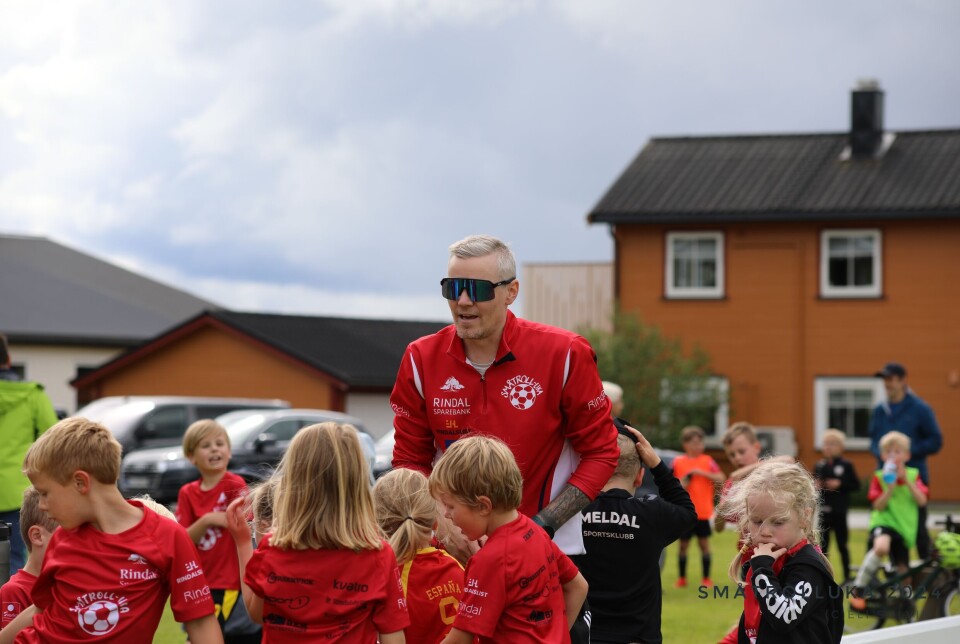 Vegard Karlstrøm har ansvar for de to yngste årsklassene (J og G 2017-2018). Instruktør i solbriller og rød småtrolluka-jakke er omringet av unge jenter og gutter.