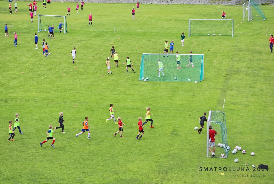 Hele Trollbanen brukes under Småtrolluka, de eldste deltagerne trener på Rinnvollen, Rindalshallen er også i bruk. Oversiktsbilde over trollbanen, som er inndelt i 4 mindre baner, med aktivitet på alle banene.