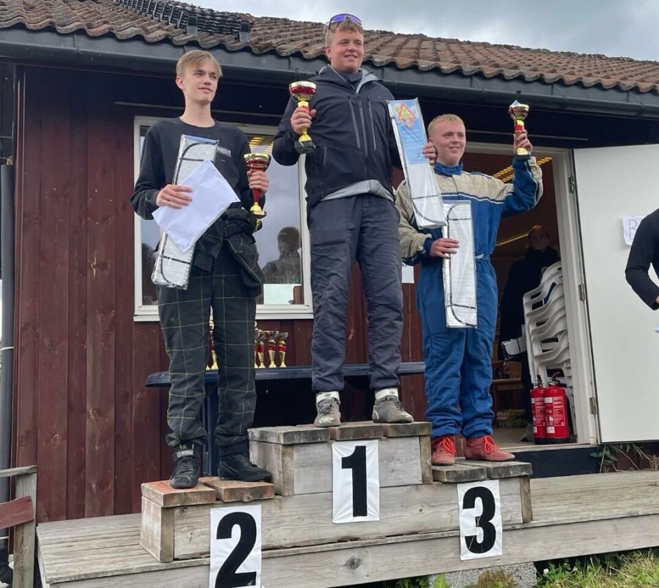 Første- til tredjeplass i juniorklassen på søndagens løp: førsteplass Jonas Taraldsen Kvarnemo (NMK Melhus), andreplass Jacob Buhaug Lund (NMK Melhus) og tredjeplass Sander Steigedal Moe (NMK Støren). Tre ungdommer på en pall.